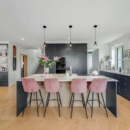 Villa Luxury 5-bedroom With Pool Garden & Geneva Views By Guestlee *